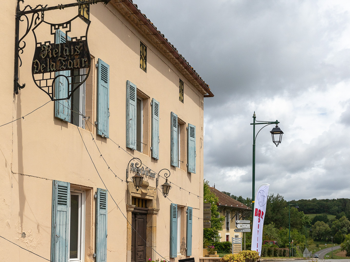 relais de la tour vue rue